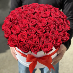 Доставка цветов в Калкан 51 красная роза в большой белой коробке