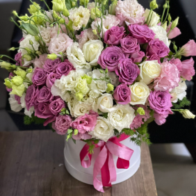  Kalkan Blumenlieferung Elegantes Rosen-Lisyantus-Arrangement in einer weißen Box