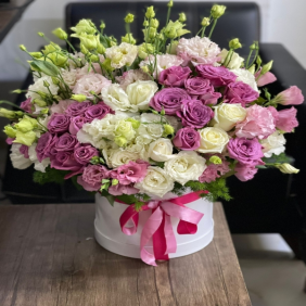  Kalkan Blumenlieferung Elegantes Rosen-Lisyantus-Arrangement in einer weißen Box