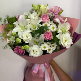  Kalkan Blumenlieferung Stilvoller rosa-weißer Lisyantus-Lilien-Rosenstrauß
