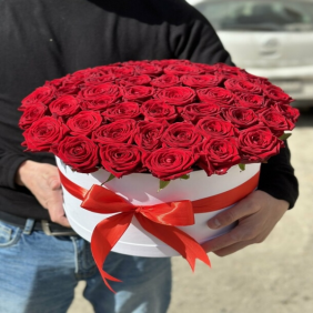 Доставка цветов в Калкан 51 красная роза в большой белой коробке