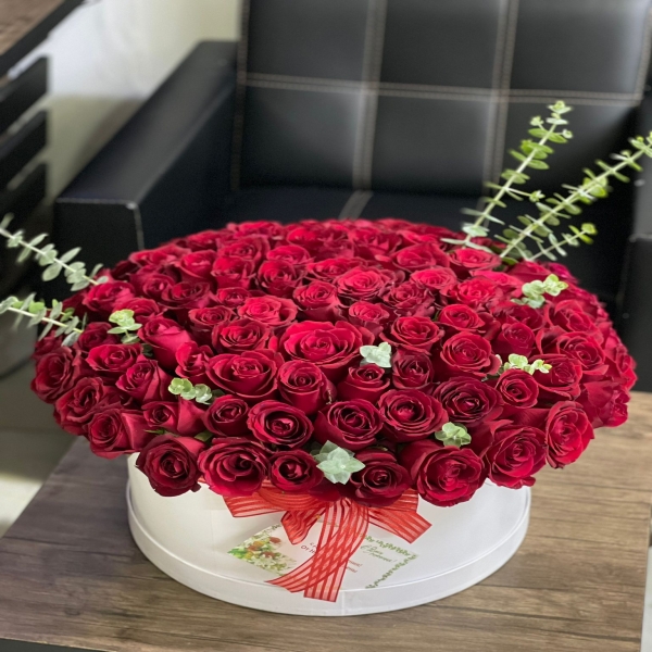  Lieferung von Schildblumen 101 rote Rosen in einer weißen Big Box