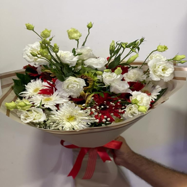 Доставка цветов в Калкан Элегантный букет из гербер и лизиантусов