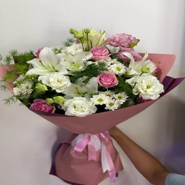  Цветок в Калкан Стильный Букет Розовых Белых Лизиантусов, Лилий и Роз