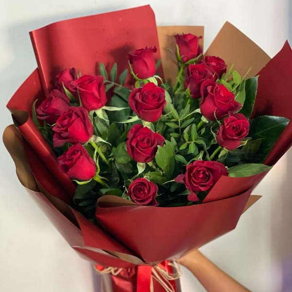  Kalkan Blumen Strauß aus 15 stilvollen roten Rosen