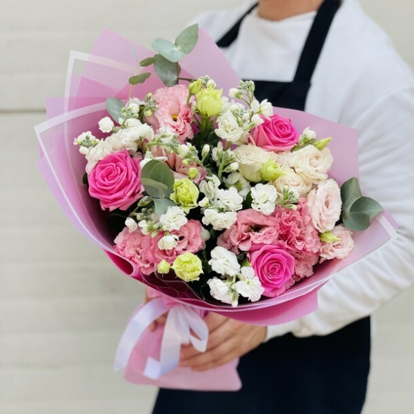  Lieferung von Schildblumen Mauerblümchen-Rosen-Lisyantus-Blumenstrauß